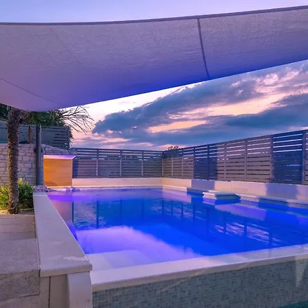 La With Stalactite Cave And Pool Bar Villa Pula