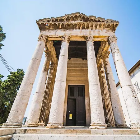 Villa La With Stalactite Cave And Pool Bar Pula