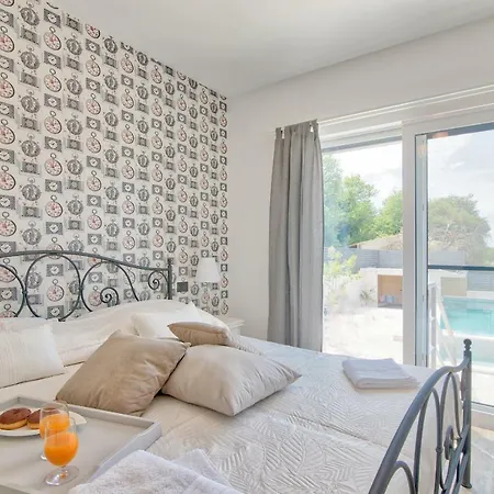 La With Stalactite Cave And Pool Bar *