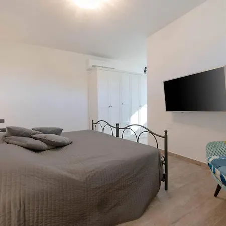 La With Stalactite Cave And Pool Bar