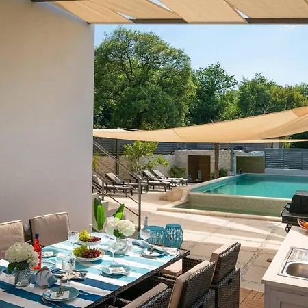 La With Stalactite Cave And Pool Bar Villa Pula