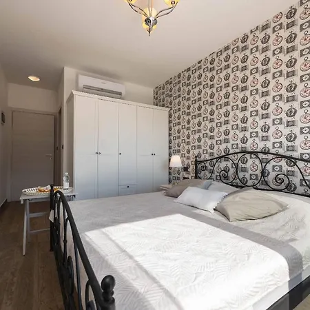 La With Stalactite Cave And Pool Bar