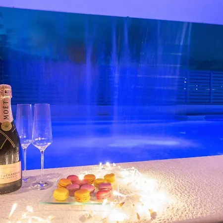 La With Stalactite Cave And Pool Bar *