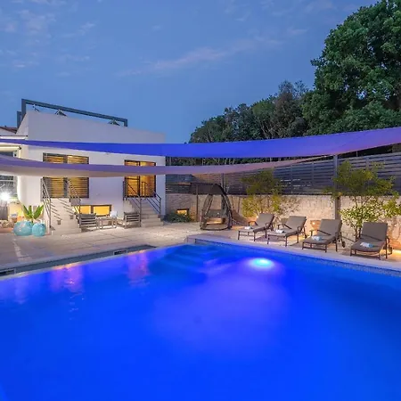 La With Stalactite Cave And Pool Bar