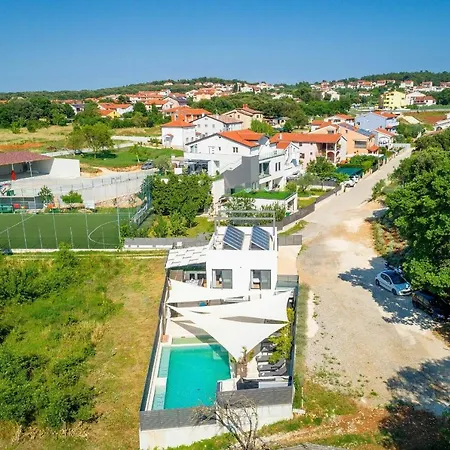 Vila La With Stalactite Cave And Pool Bar