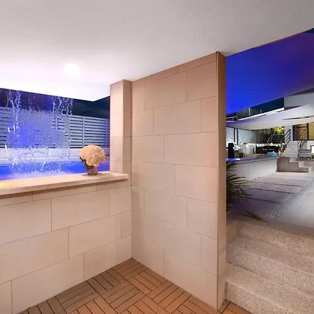 La With Stalactite Cave And Pool Bar *