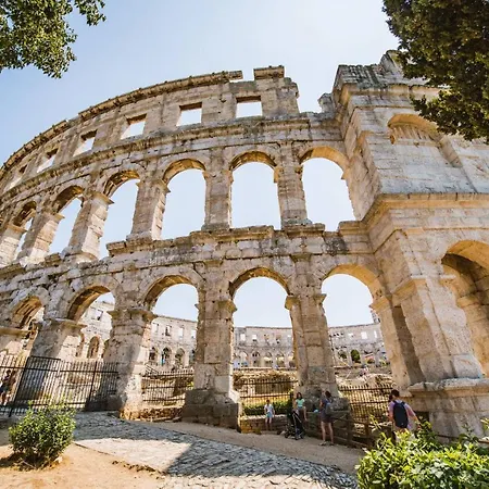 Vila La With Stalactite Cave And Pool Bar