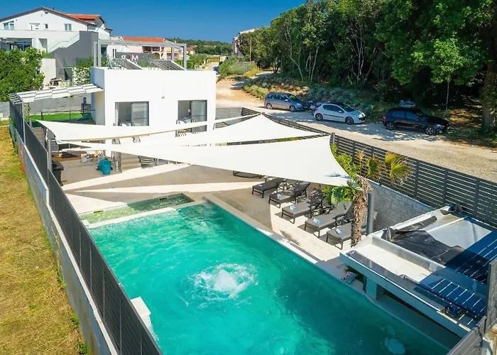 La With Stalactite Cave And Pool Bar *