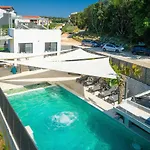 La With Stalactite Cave And Pool Bar *
