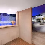 La With Stalactite Cave And Pool Bar *